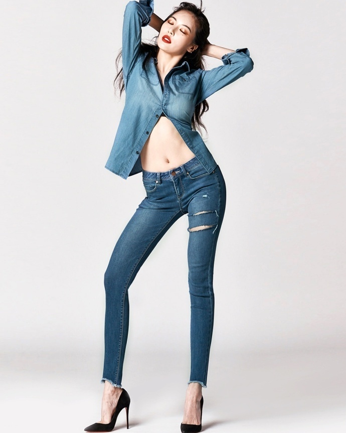 韩国女艺人泫雅紧身牛仔裤套装着身显小蛮腰美腿写真图片