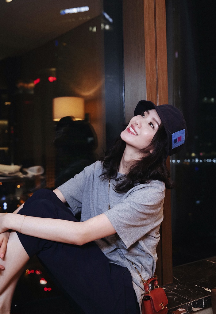 刘诗诗休闲随性穿搭窗台写真，戴着可爱黑色小圆帽，侧颜笑容超美