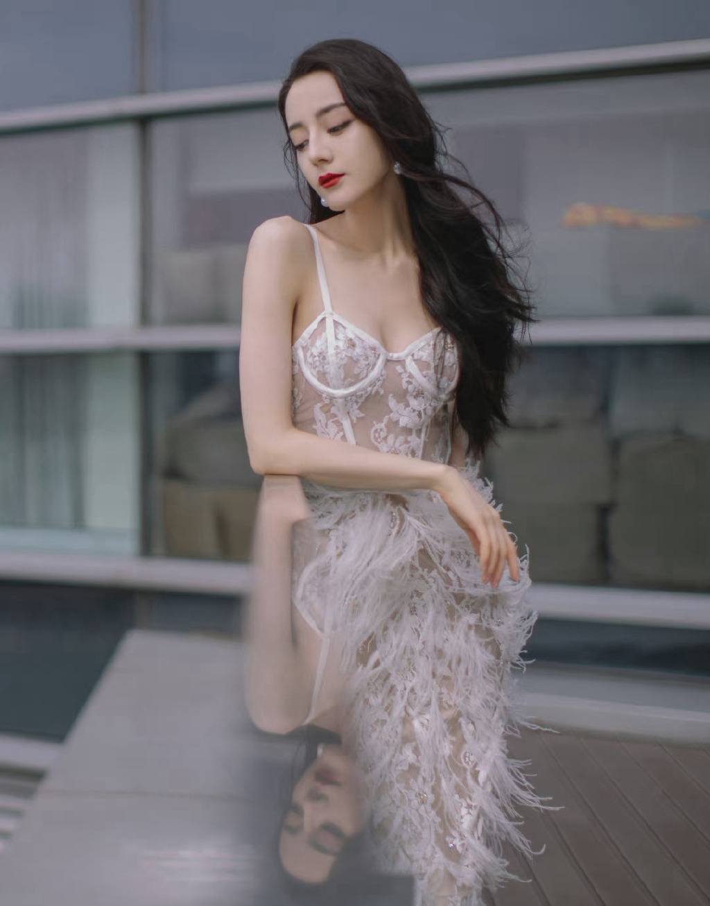 迪丽热巴性感蕾丝羽毛长裙纯净妩媚蕾阳台写真图片
