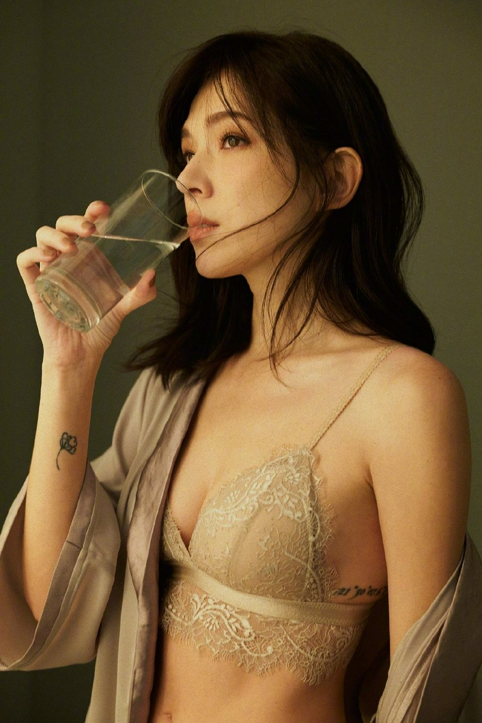 许玮宁超性感写真，大胆尝试各式内衣，诠释闺房女人独特魅力