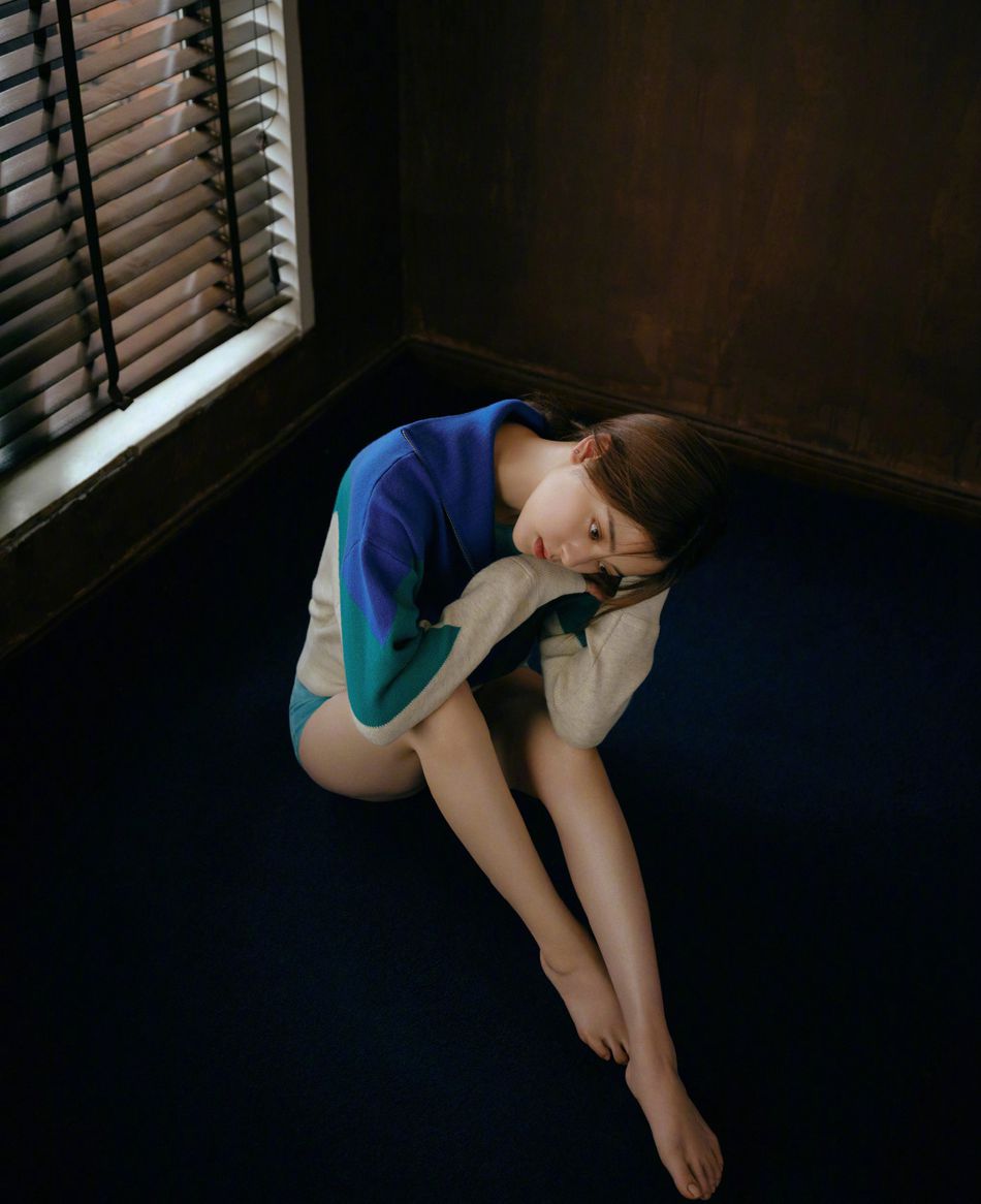 欧阳娜娜多套服饰穿搭性感气质写真显美肩长腿杂志图片