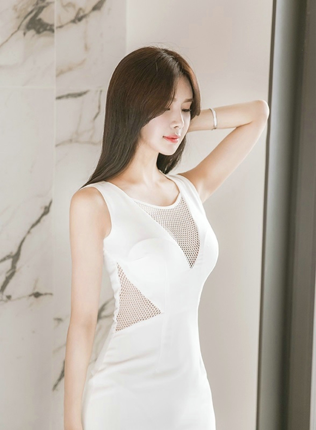 精致侧颜美模镂空白裙秀曲线身材格外耀眼