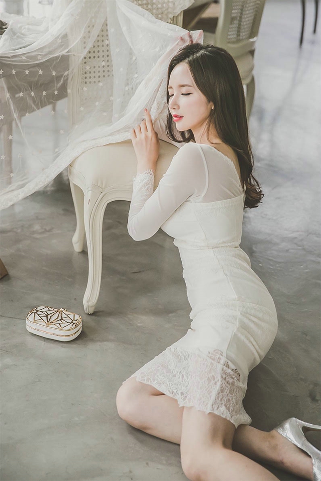 地板美模蕾丝镂空白裙气质温婉优雅