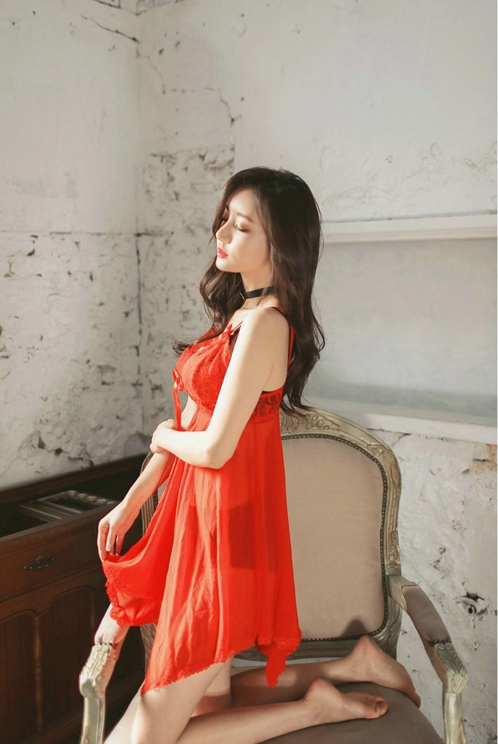 沙发上的赤脚美模靓丽红裙阳光温暖