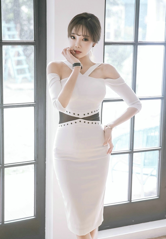空气刘海美模白色裙装把白皙的皮肤显得更加的白嫩