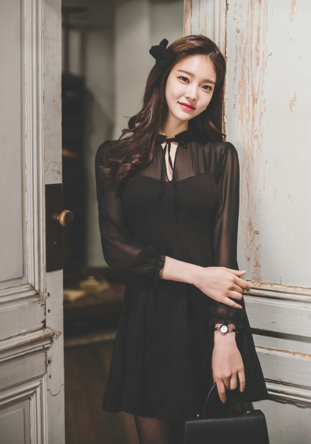 黑色连衣裙透视美模高贵优雅甜美可人