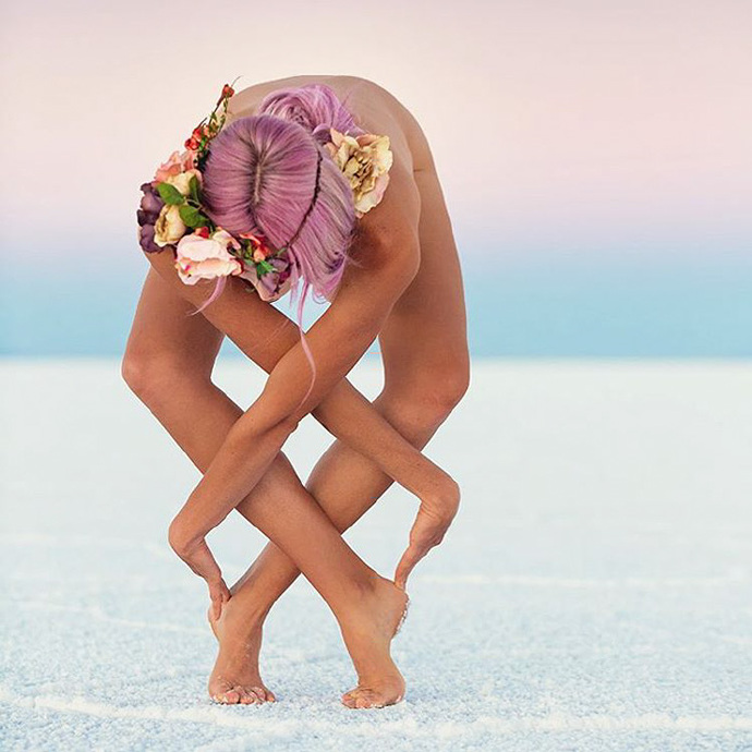 撩人美女的一组高难度瑜伽写真照：奇妙的瑜伽美