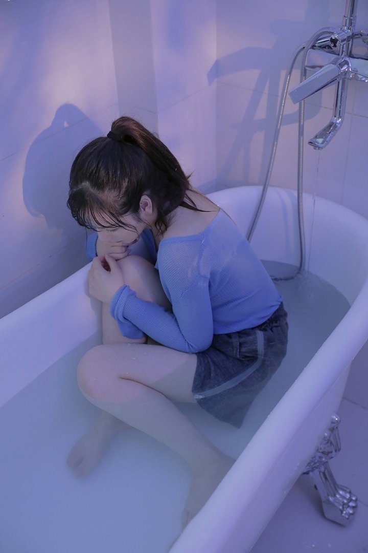 浴室少女湿身风情迷人写真