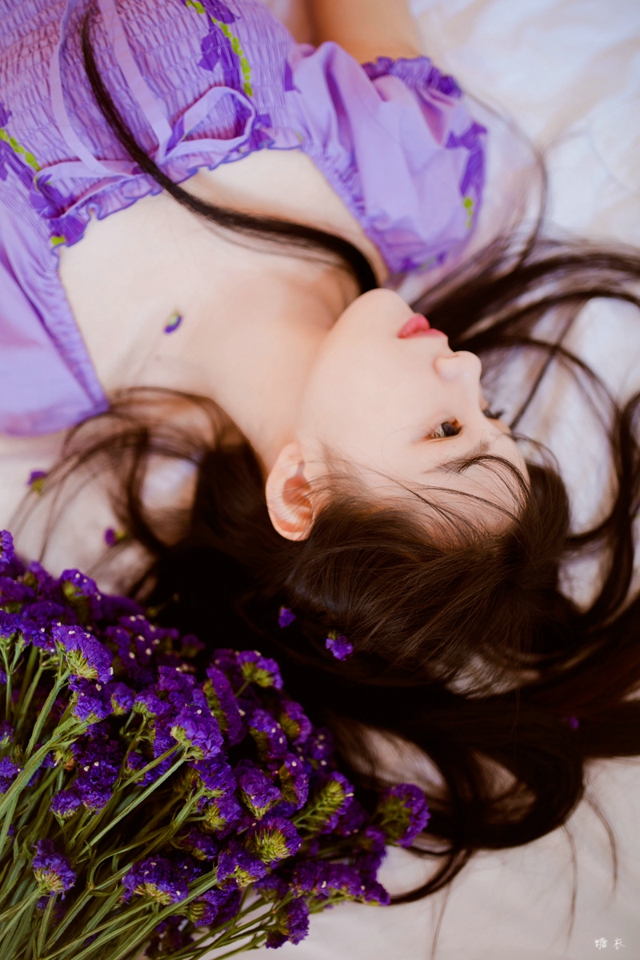 紫色花房姑娘梦幻唯美私房写真图片下载