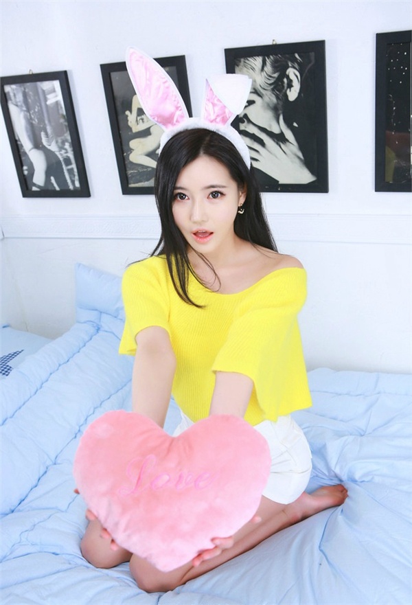 韩系兔女郎美少女居家写真图片