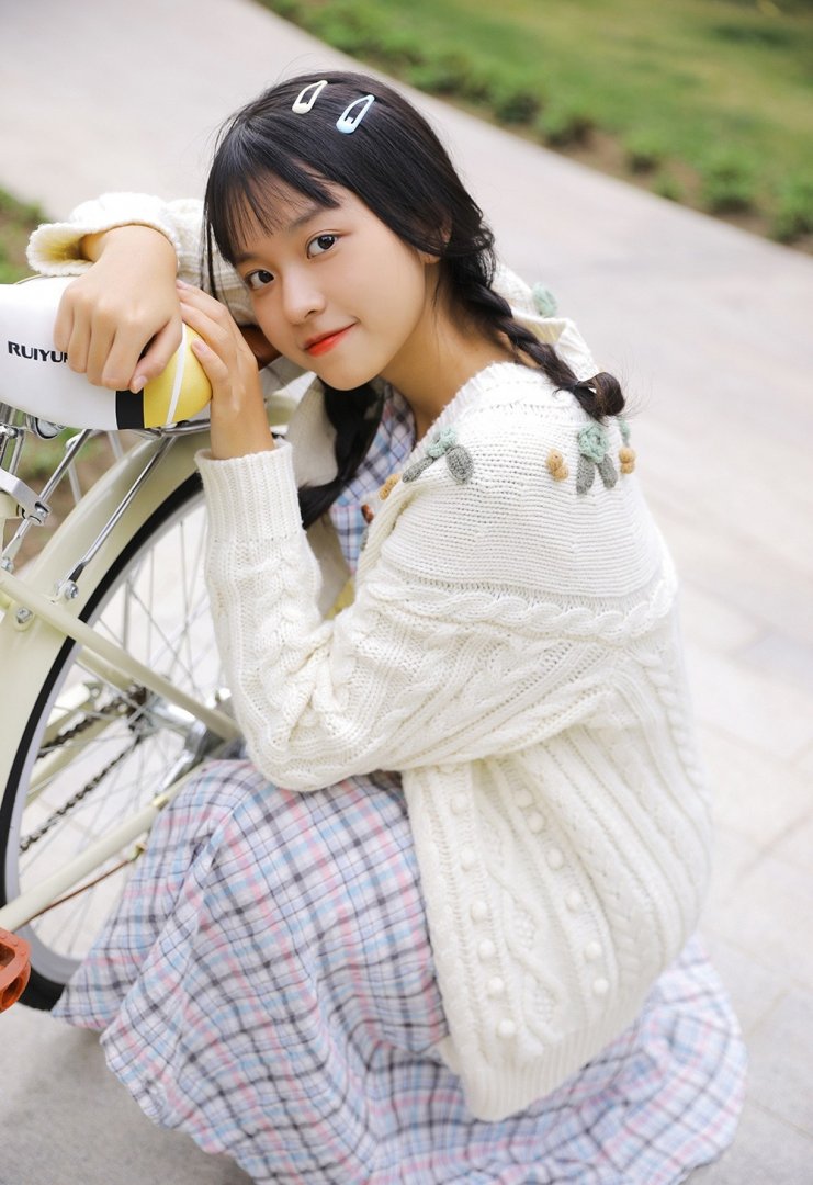 自行车妹子韩式麻花辫户外写真