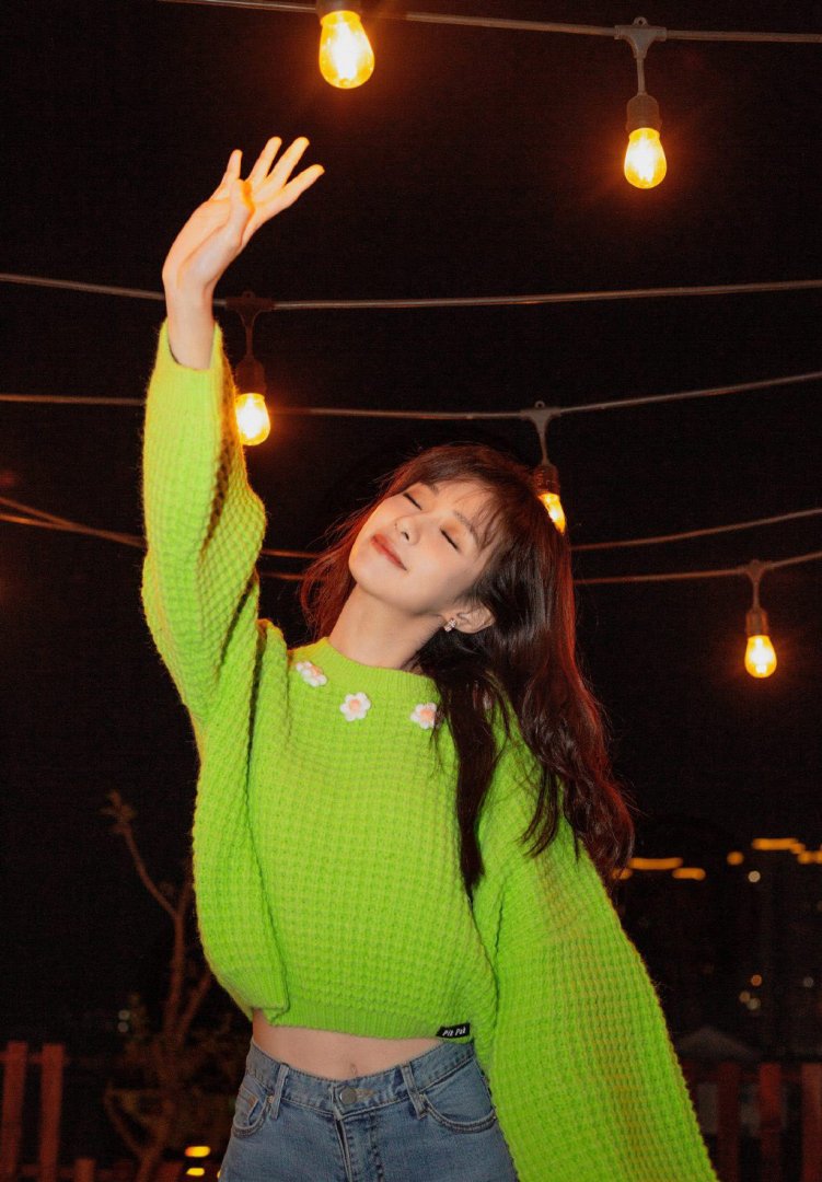 郑合惠子绿色毛衣甜美写真图片
