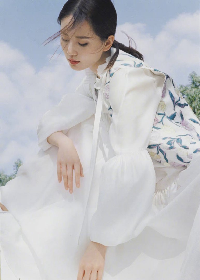 刘诗诗气质白裙优雅灵动写真