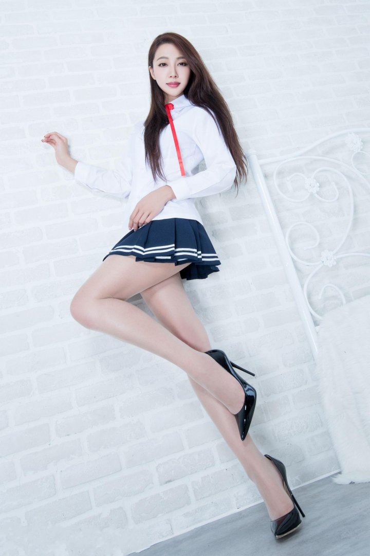 台湾美女学生妹白衬衣修长成熟诱惑写真