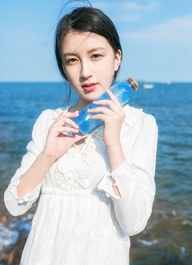 海边美女纯白长裙清新气质写真