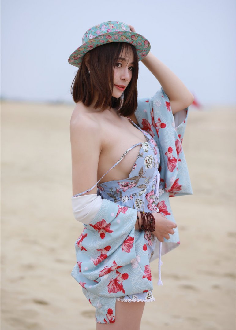 海边沙滩裙美女迷人美乳旅拍写真性感迷人
