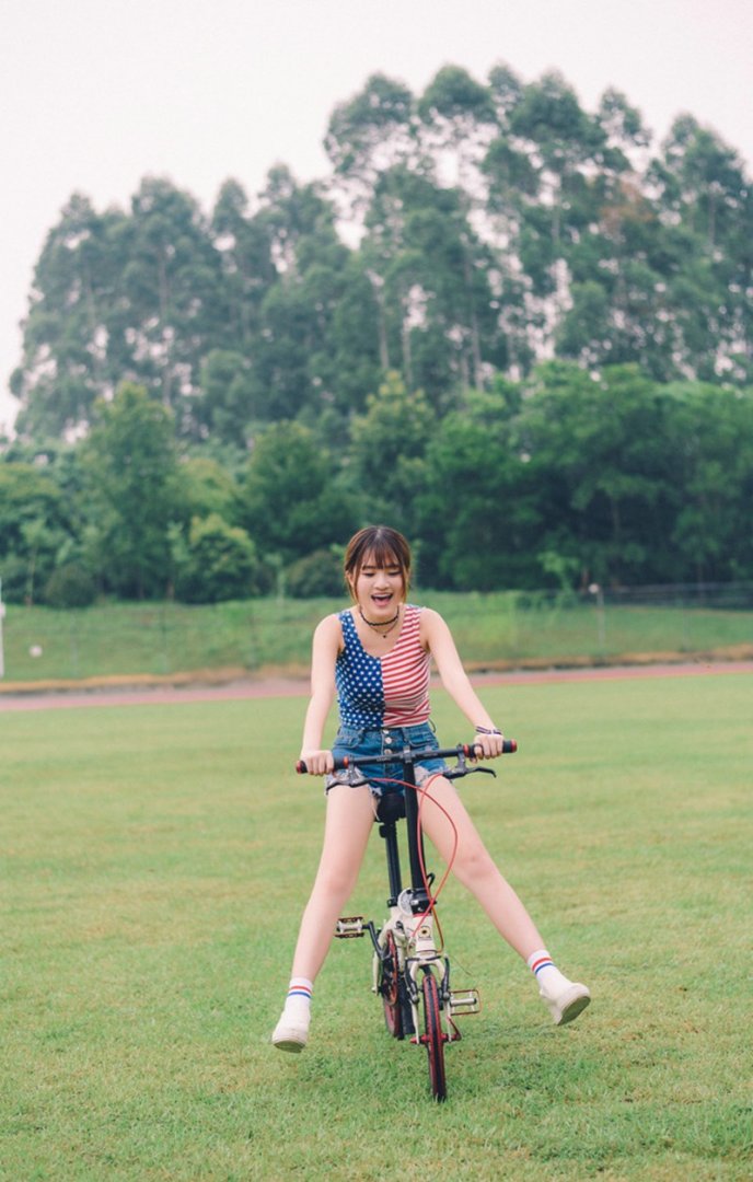 玩单车的刘海邻家气质美女御姐性感写真图片