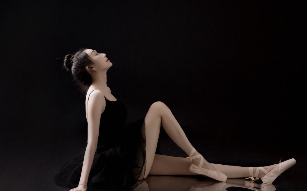 芭蕾美女性感白嫩美腿写真图片