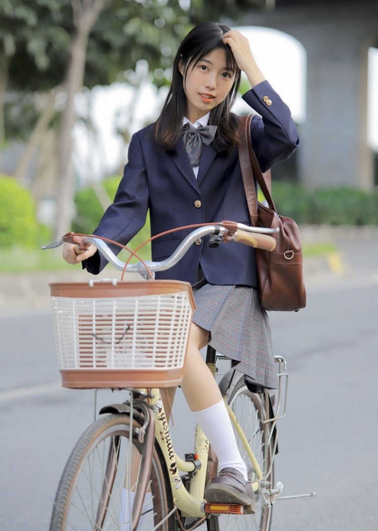 骑自行车制服美女白丝美腿图片