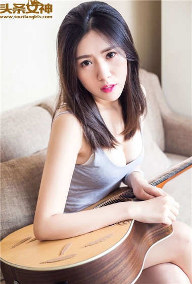 头条女神养眼美女筱溪修长美腿手握吉他极品身材性感写真
