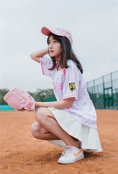 清纯棒球美女青春靓丽操场活力写真图片