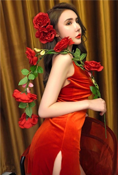 嗲囡囡美女模特伍月yuer红色情趣旗袍职场OL装扮性感写真