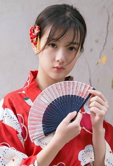 日本白嫩和服美女睫毛弯弯樱桃小嘴图片