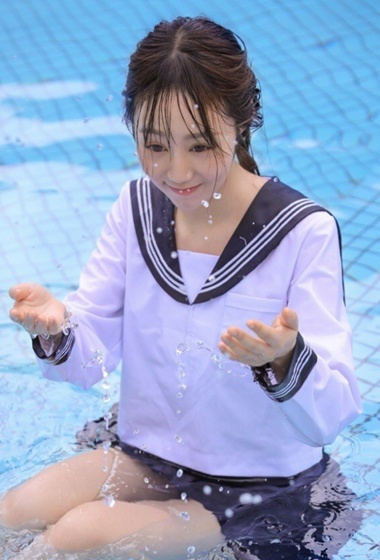 小清新制服美女校花泳池湿身诱惑图片