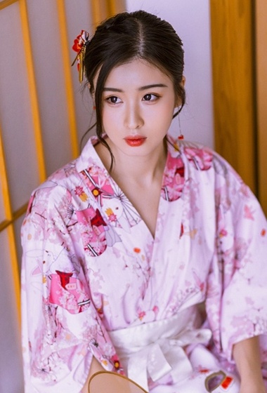 日本和服美女精致眉眼光滑牛奶肌图片