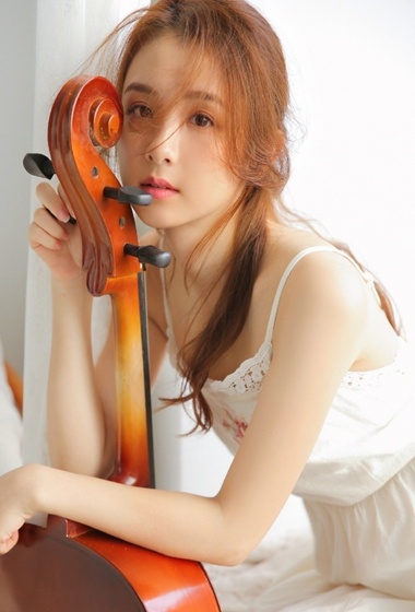 大提琴美少女吊带裙小露香肩锁骨图片
