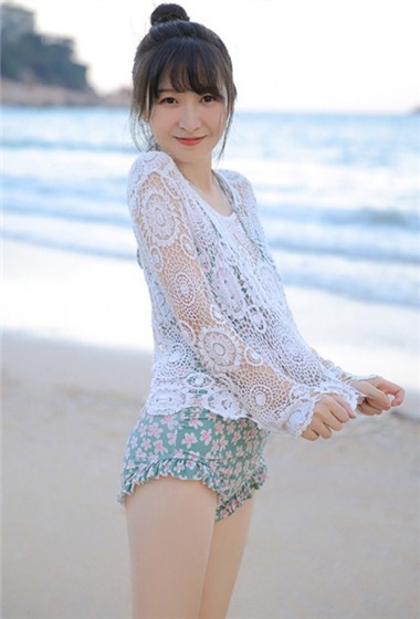 丸子头美少女性感紧身泳衣沙滩上演绎甜美可爱写真图片